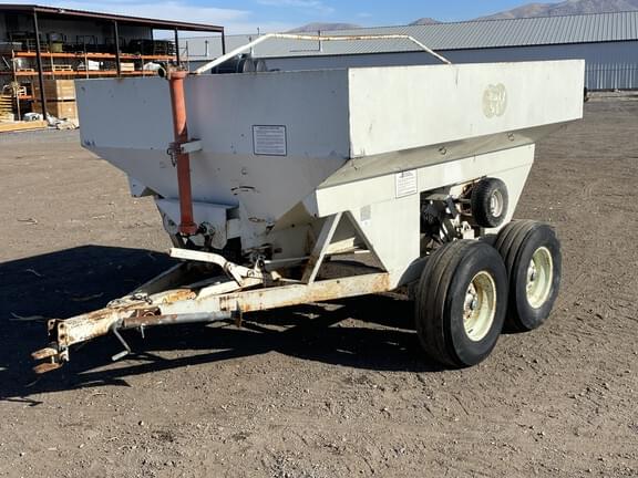 Image of Undetermined Fertilizer Spreader equipment image 2