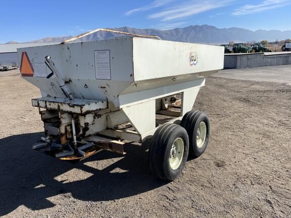Image of Undetermined Fertilizer Spreader equipment image 4