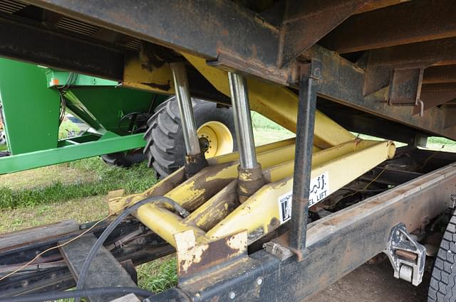 Image of Freightliner FLT 8164T equipment image 4