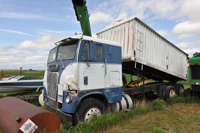 Image of Freightliner FLT 8164T equipment image 1