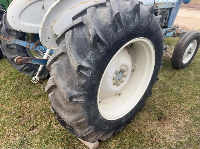 Image of Ford 2000 equipment image 3