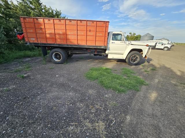 Image of Ford F-700 equipment image 4