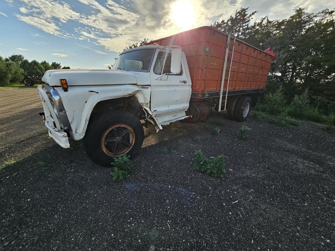 Image of Ford F-700 Primary image