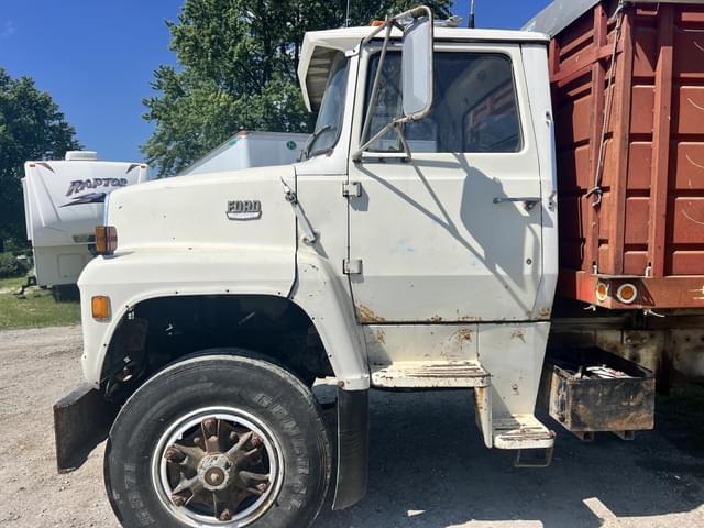 Image of Ford 8000 equipment image 2