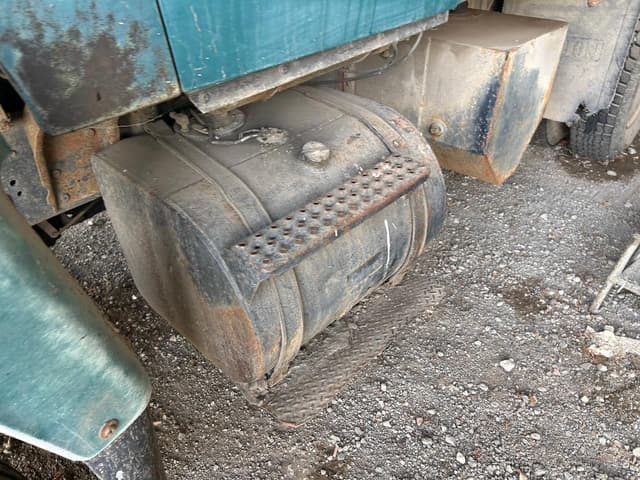 Image of Ford 880 equipment image 3