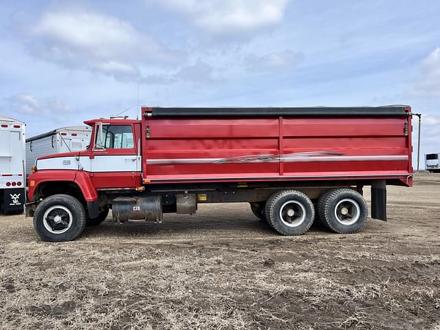 Image of Ford 880 equipment image 3