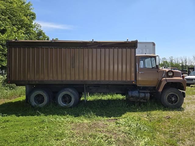 Image of Ford 900 equipment image 3