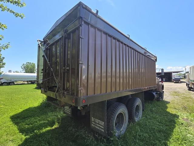 Image of Ford 900 equipment image 2
