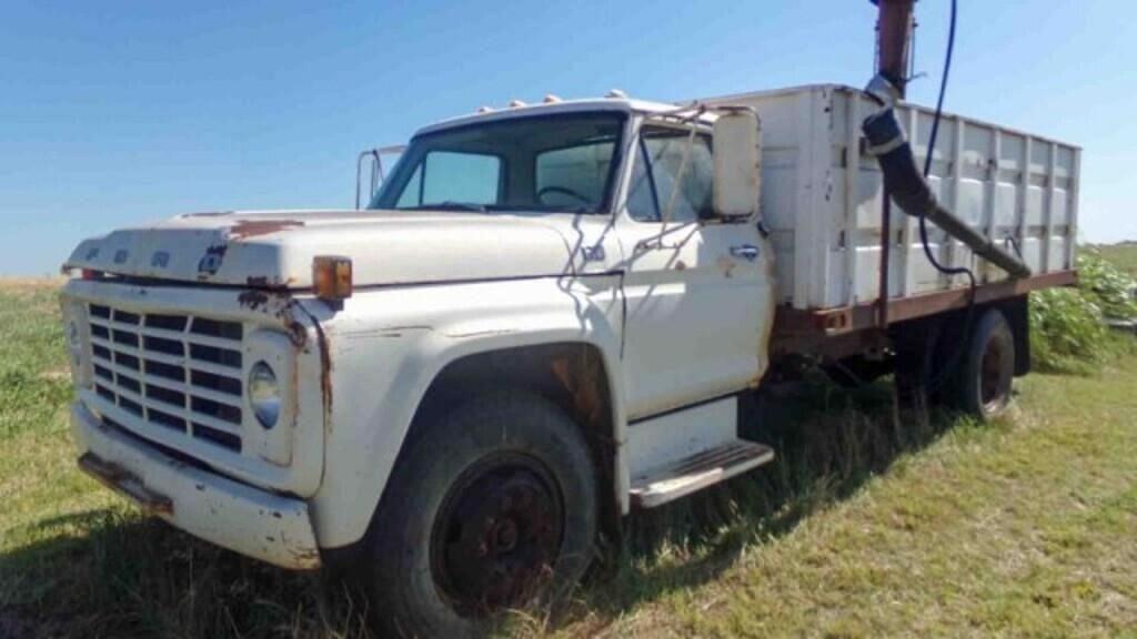 Image of Ford F-700 Primary image