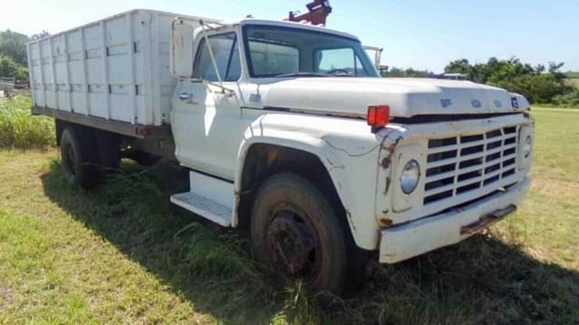 Image of Ford F-700 equipment image 3