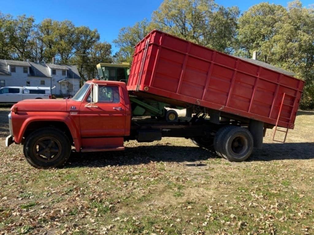 Image of Ford F-700 Primary image