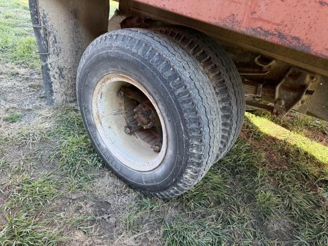 Image of Ford F-700 equipment image 4