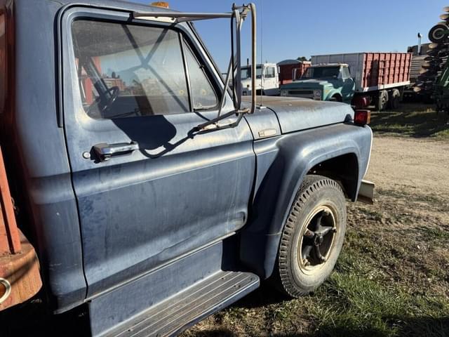 Image of Ford F-700 equipment image 3