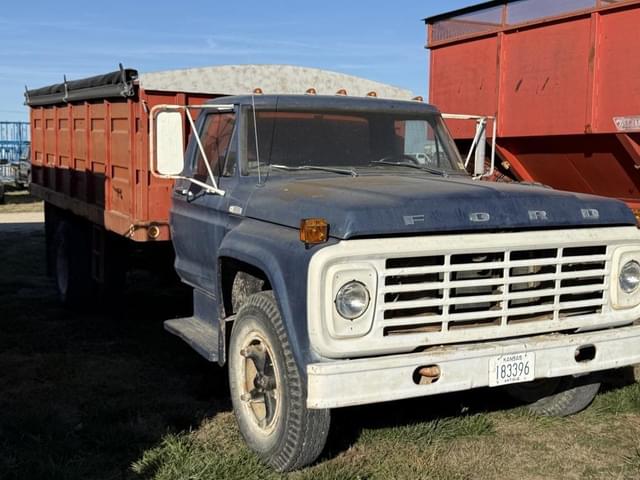 Image of Ford F-700 equipment image 2