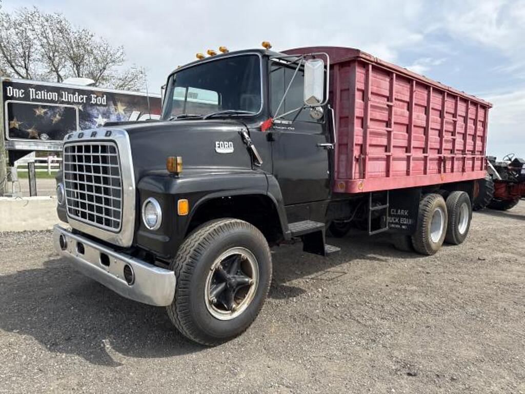 Image of Ford F-800 Primary image
