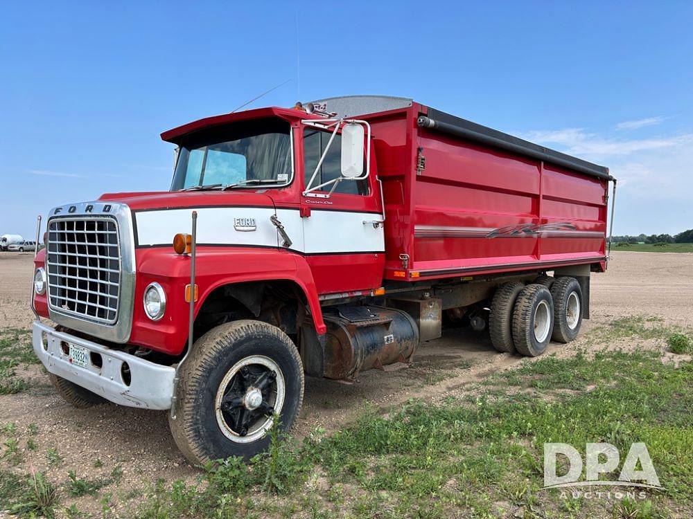 Image of Ford F-880 Primary image