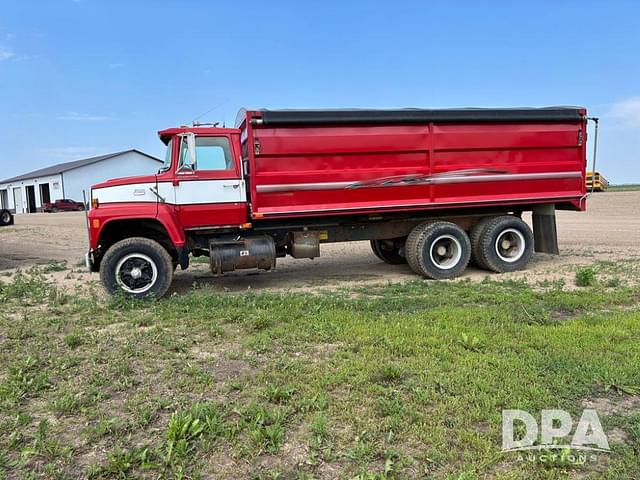 Image of Ford F-880 equipment image 3