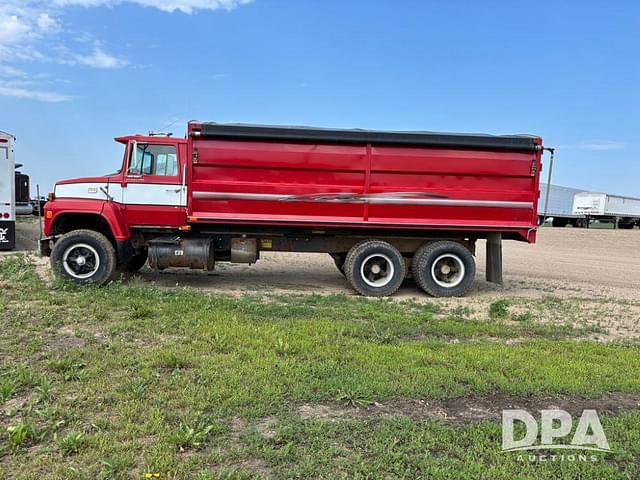 Image of Ford F-880 equipment image 4