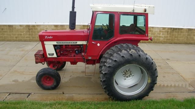 Image of International Harvester 1066 equipment image 1
