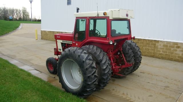 Image of International Harvester 1066 equipment image 2