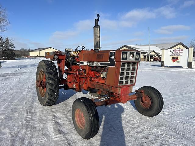 Image of International Harvester 1066 equipment image 2