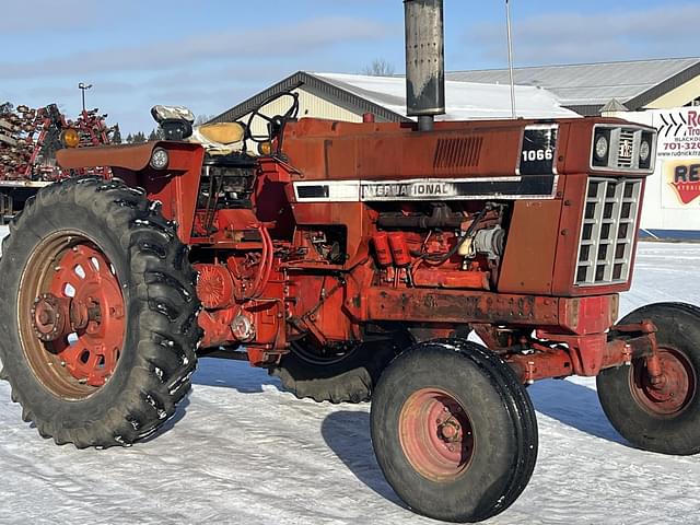 Image of International Harvester 1066 equipment image 1