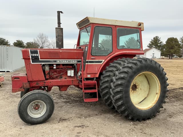 Image of International Harvester 1066 equipment image 4