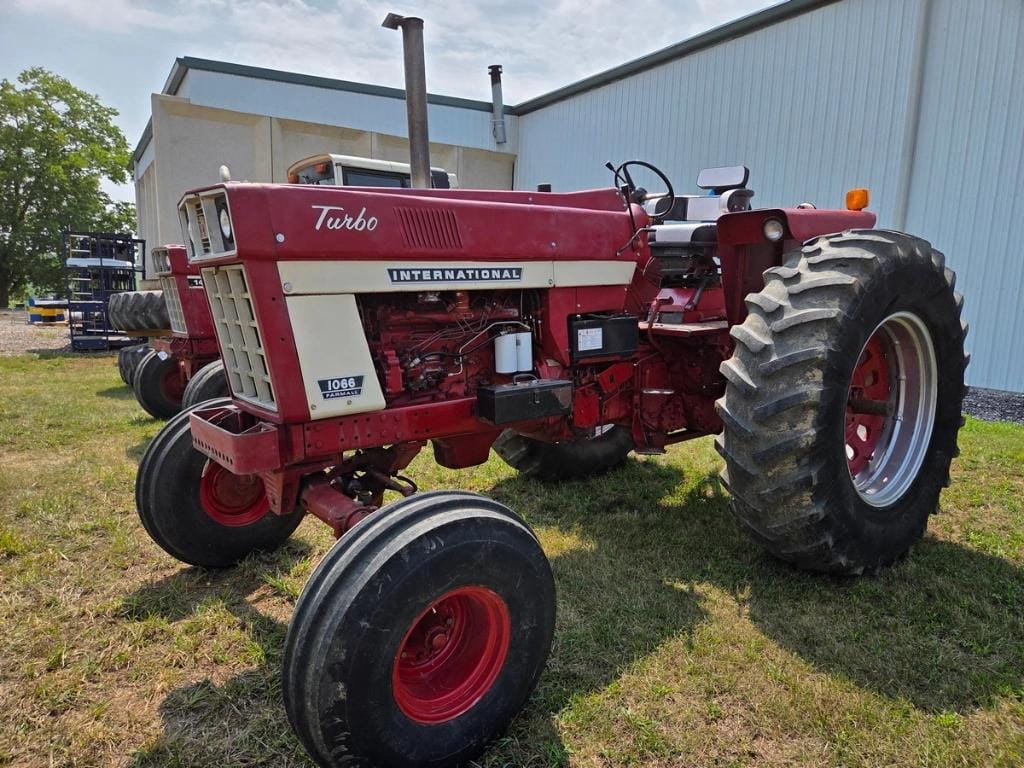 1975 International Harvester 1066 Equipment Image0