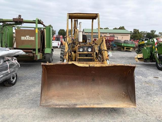 Image of International Harvester 2400B equipment image 3