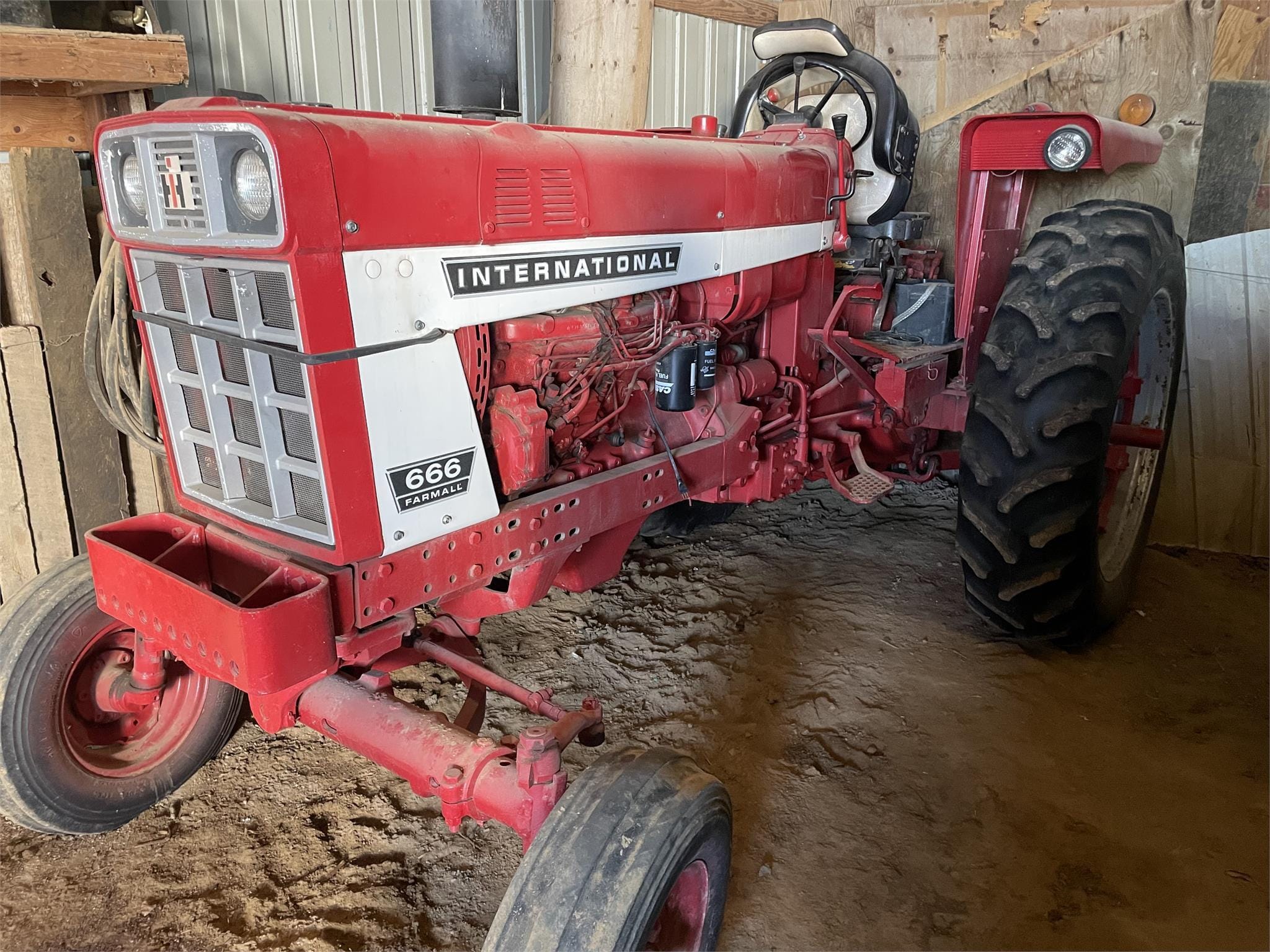 Main image International Harvester 666