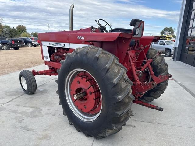 Image of International Harvester 966 equipment image 2