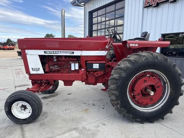 Image of International Harvester 966 equipment image 1