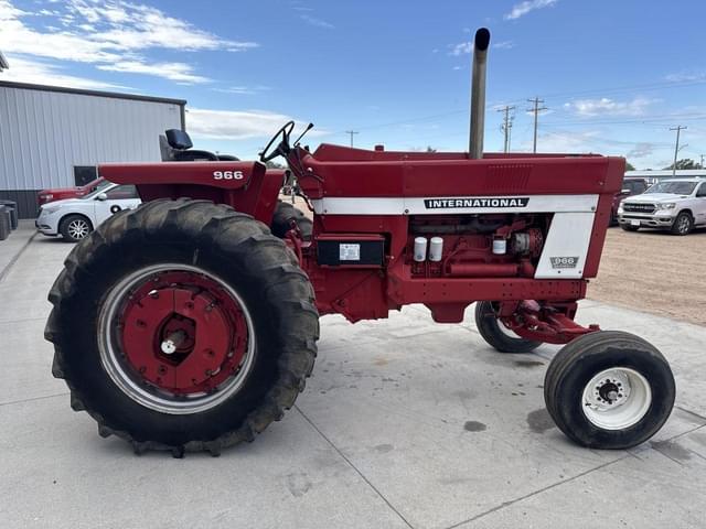 Image of International Harvester 966 equipment image 4