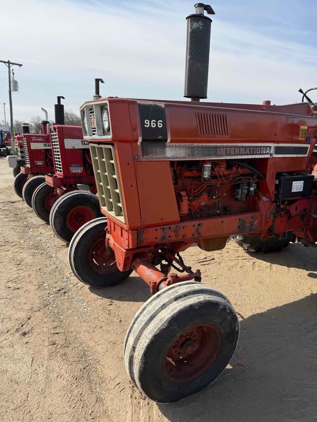 Image of International Harvester 966 equipment image 1