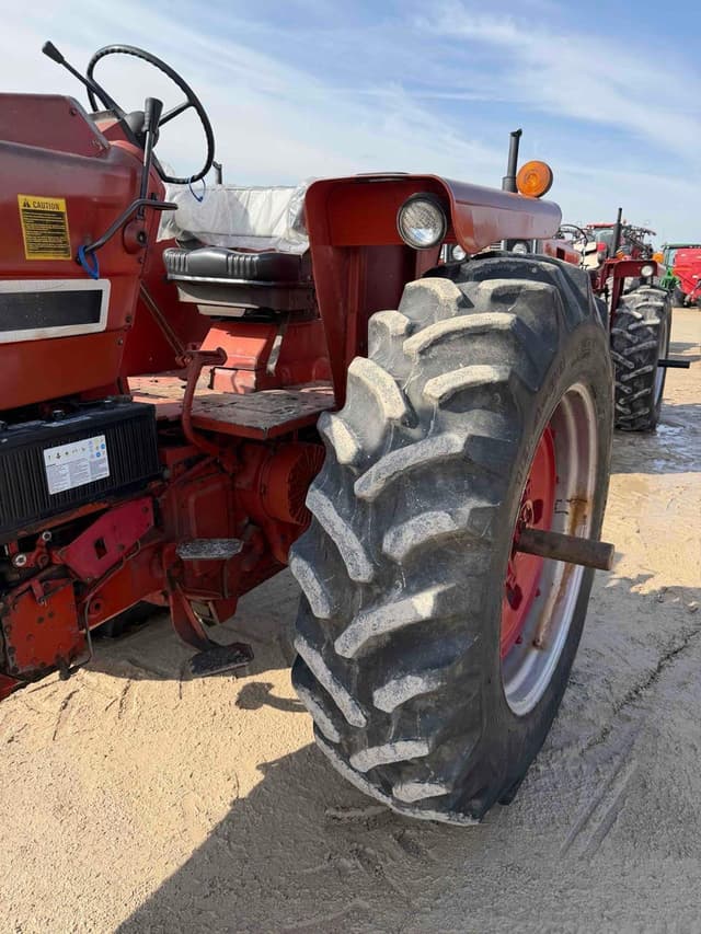 Image of International Harvester 966 equipment image 2