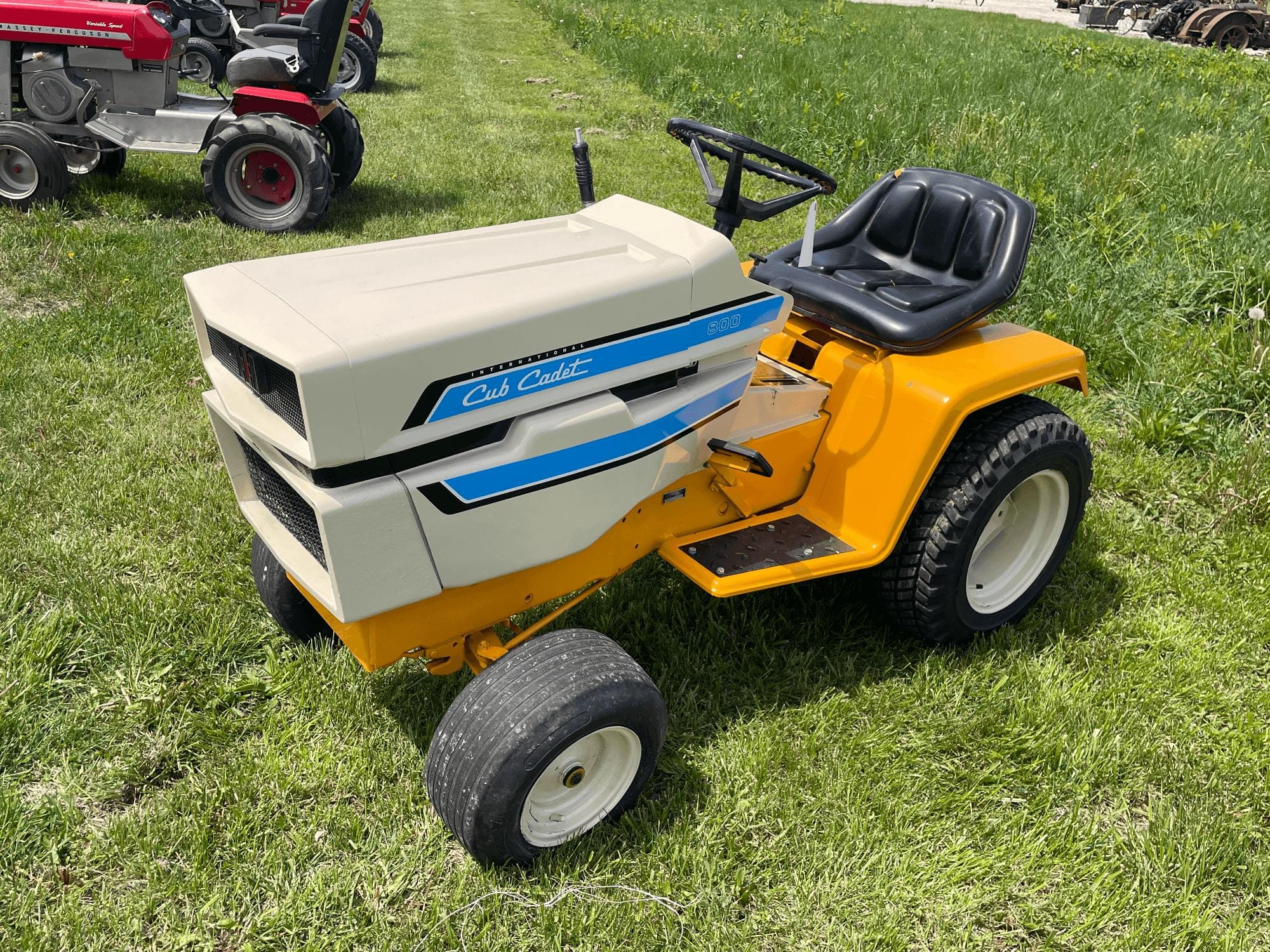 1975 Cub Cadet 800 Equipment Image0