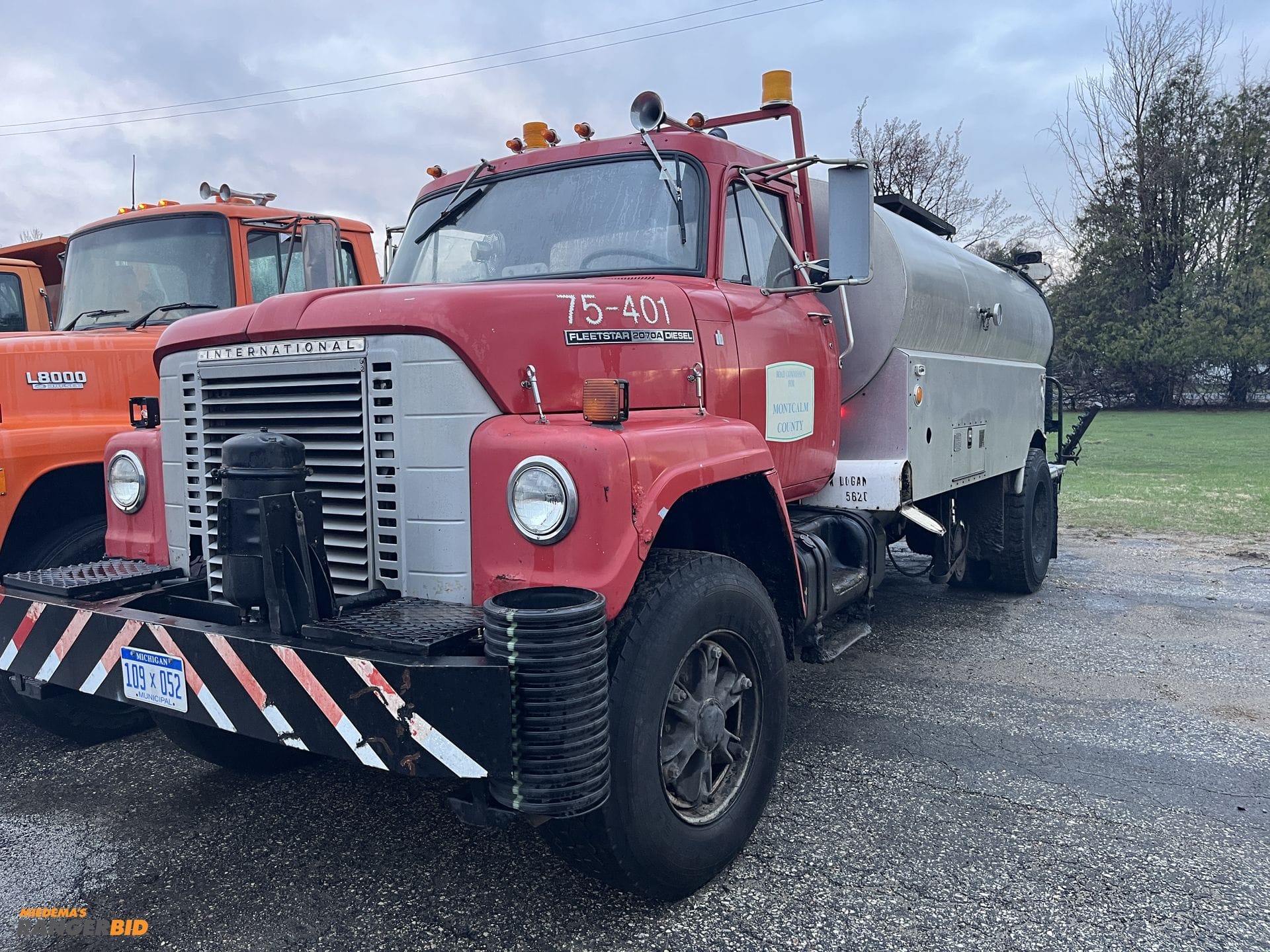 1975 International Fleetstar 2070A Equipment Image0