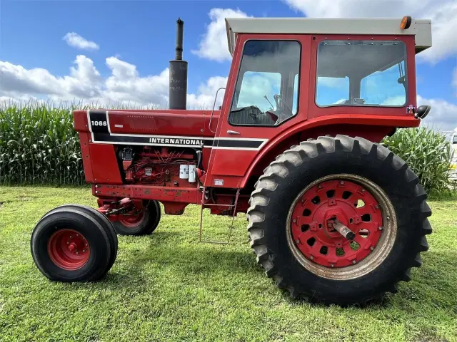 Image of International Harvester 1066 equipment image 1