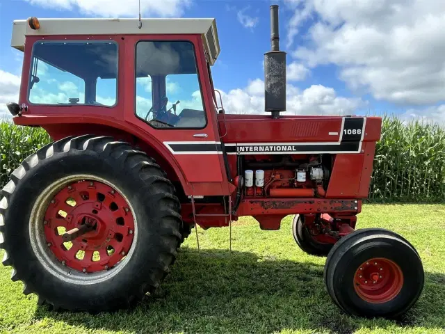 Image of International Harvester 1066 equipment image 2