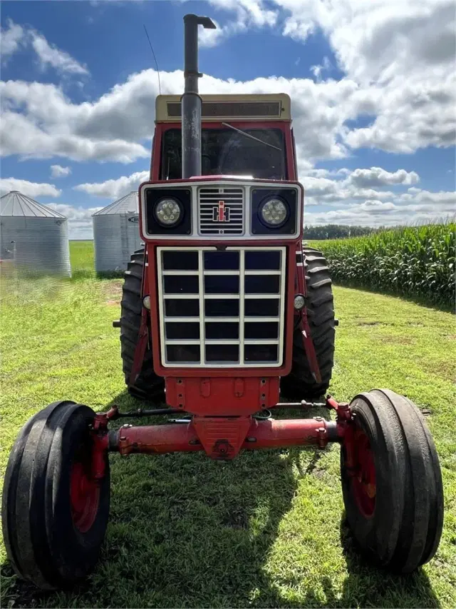 Image of International Harvester 1066 equipment image 3