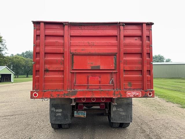 Image of International Loadstar 1700 equipment image 3