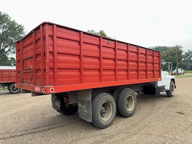 Image of International Loadstar 1700 equipment image 4