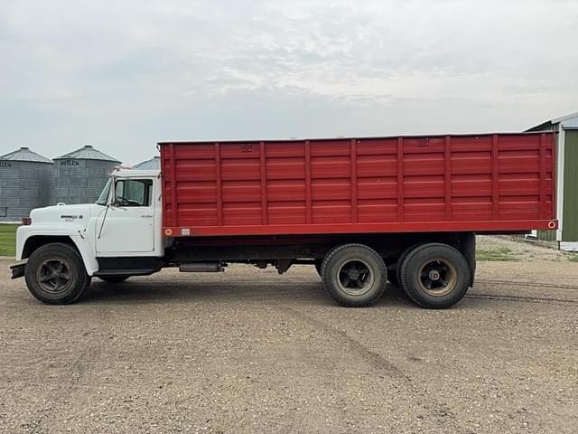 Image of International Loadstar 1700 equipment image 1