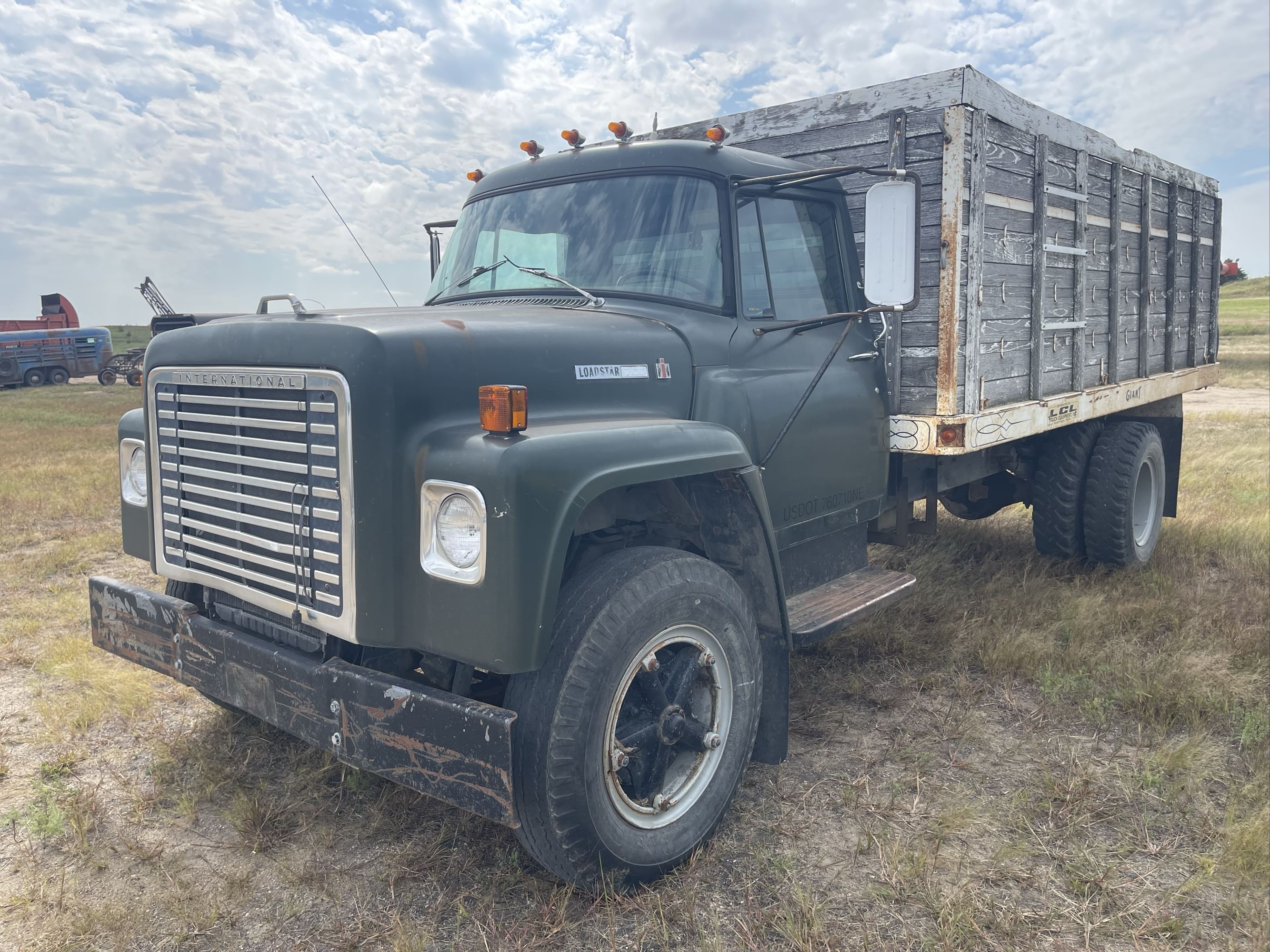 1975 International Loadstar 1700 Equipment Image0