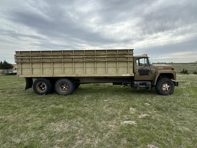 Image of International Loadstar 1800 equipment image 3