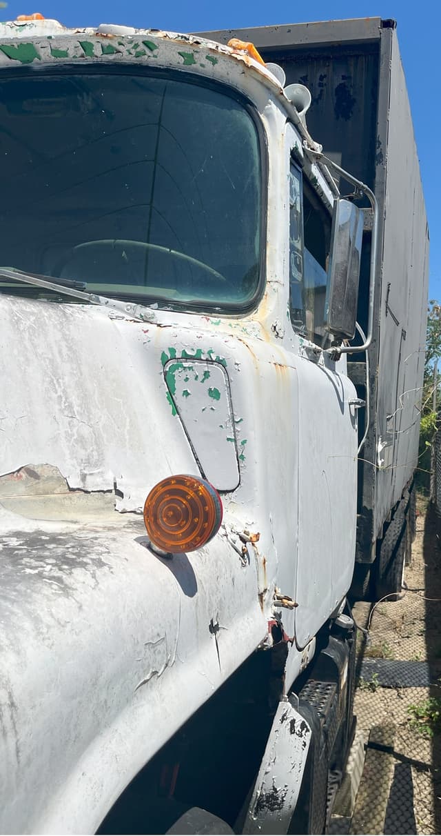 Image of Mack DM686S equipment image 3