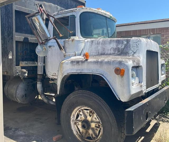 Image of Mack DM686S equipment image 2