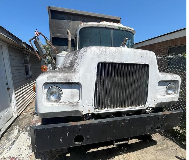 Image of Mack DM686S equipment image 1