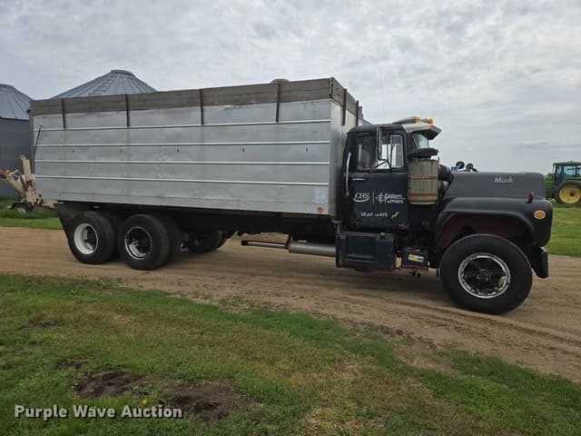 Image of Mack R685ST equipment image 3