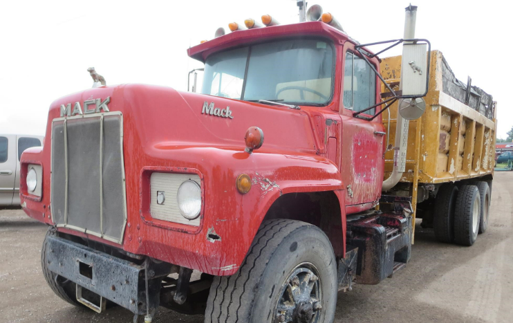 SOLD - 1975 Mack RD686S Lot No. 79a8947c-19b5-11ed-8bec-0246304ce823 ...